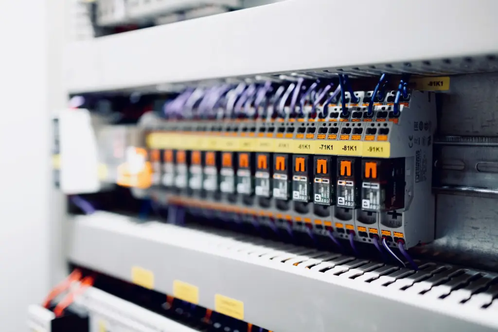 Offener MSR-Schaltschrank in der Elektrotechnik mit sichtbarer Steuer- und Regeltechnik