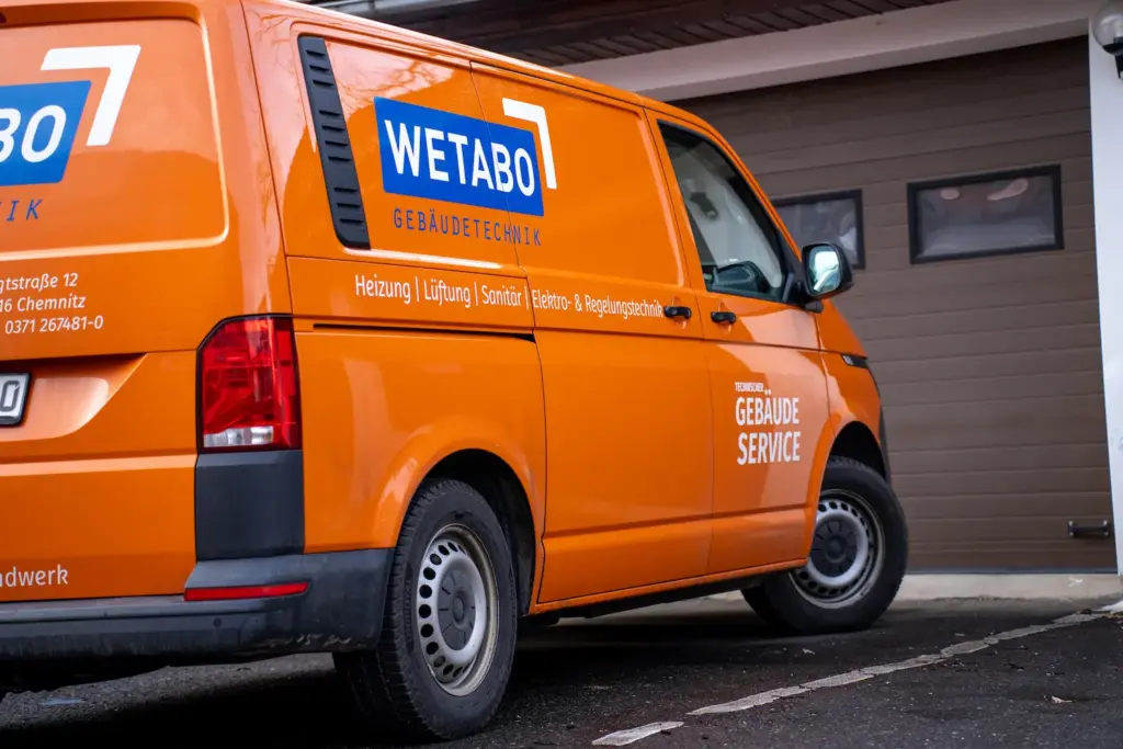 Firmenwagen mit Unternehmenslogo