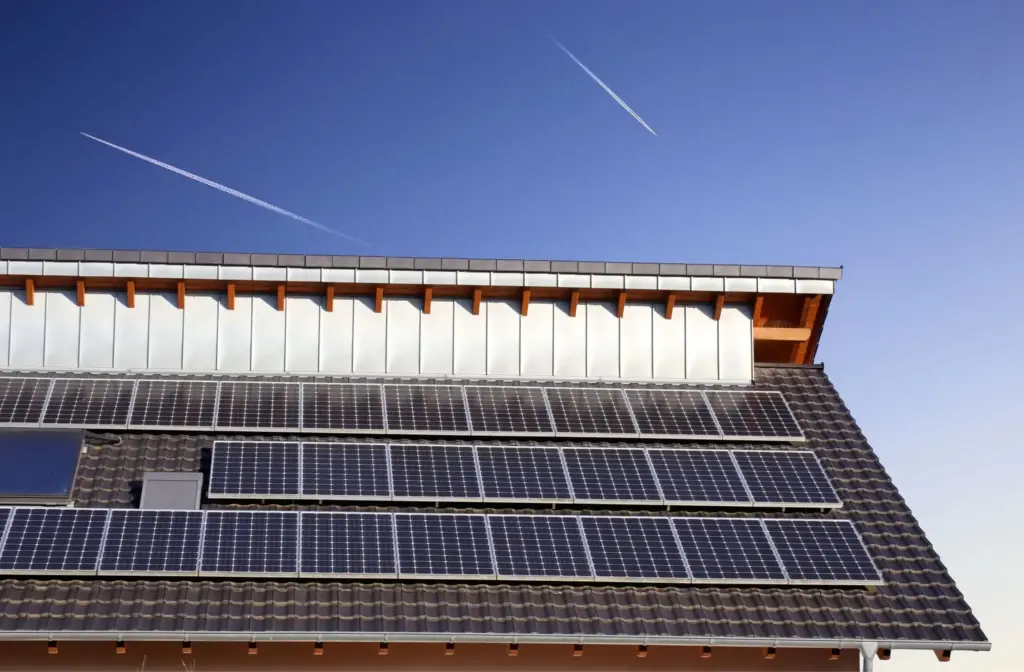 Photovoltaikanlagen auf einem Hausdach zur Nutzung von Solarenergie