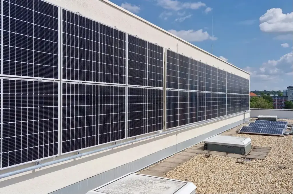 Große Photovoltaikanlage auf dem Dach eines Gebäudes zur Stromerzeugung aus Solarenergie
