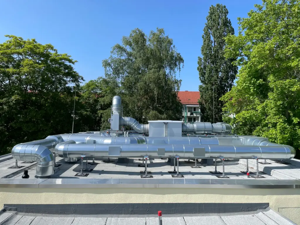 Lüftungsanlage auf dem Dach eines Gebäudes als Teil moderner Lüftungsanlagen
